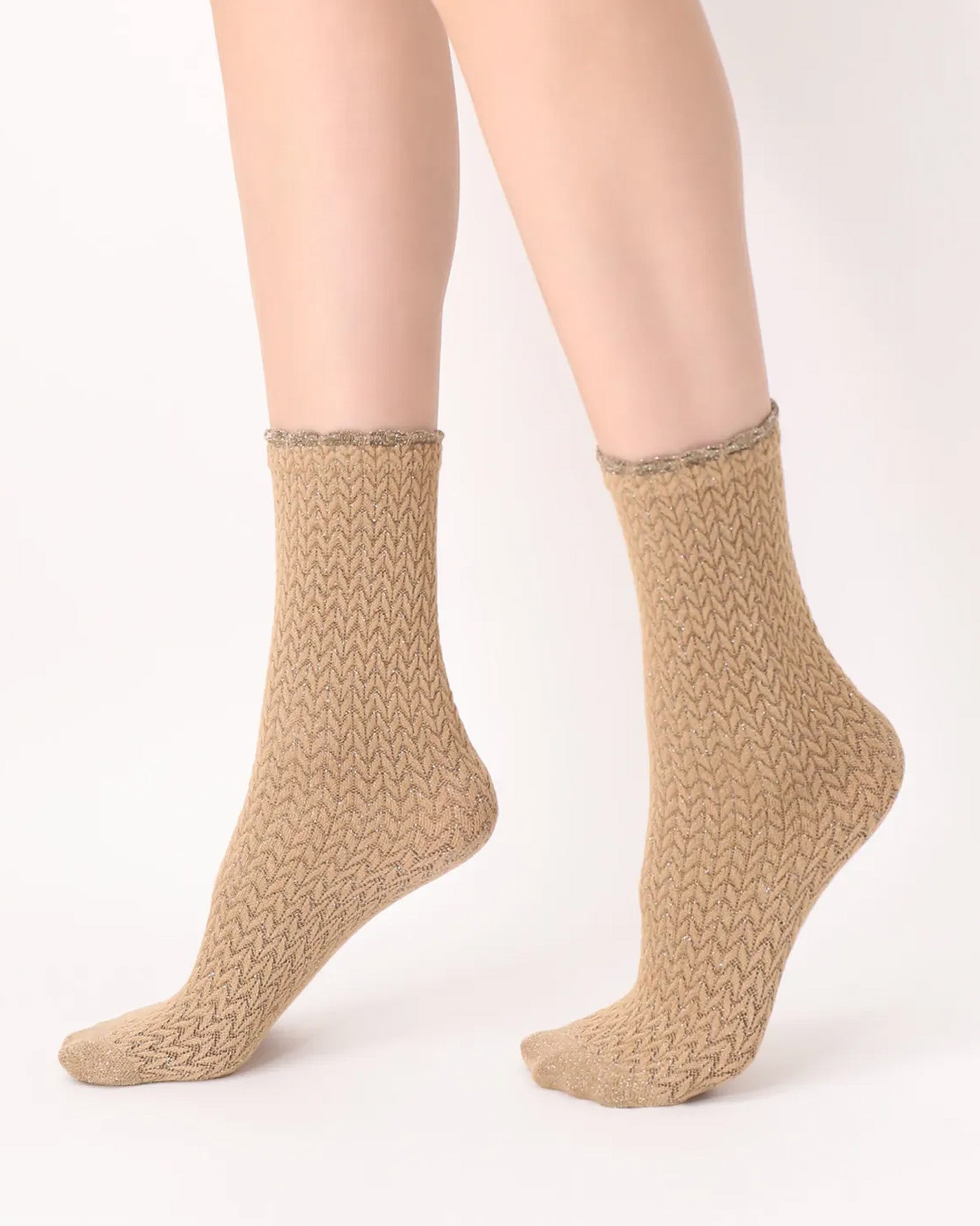 Oroblù Shiny Tweed Sock - Beige soft viscose mix fashion ankle socks with a textured herringbone style pattern with sparkly lurex and a sparkly scalloped edge cuff. Side view, close up.