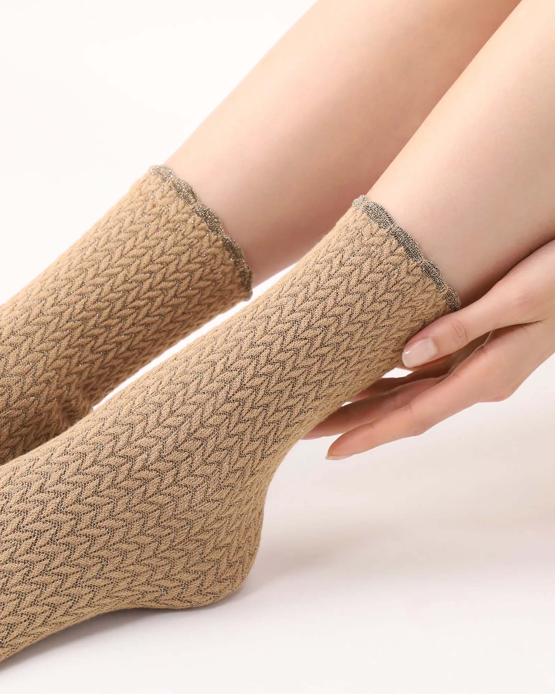 Oroblù Shiny Tweed Sock - Beige soft viscose mix fashion ankle socks with a textured herringbone style pattern with sparkly lurex and a sparkly scalloped edge cuff. Close up.