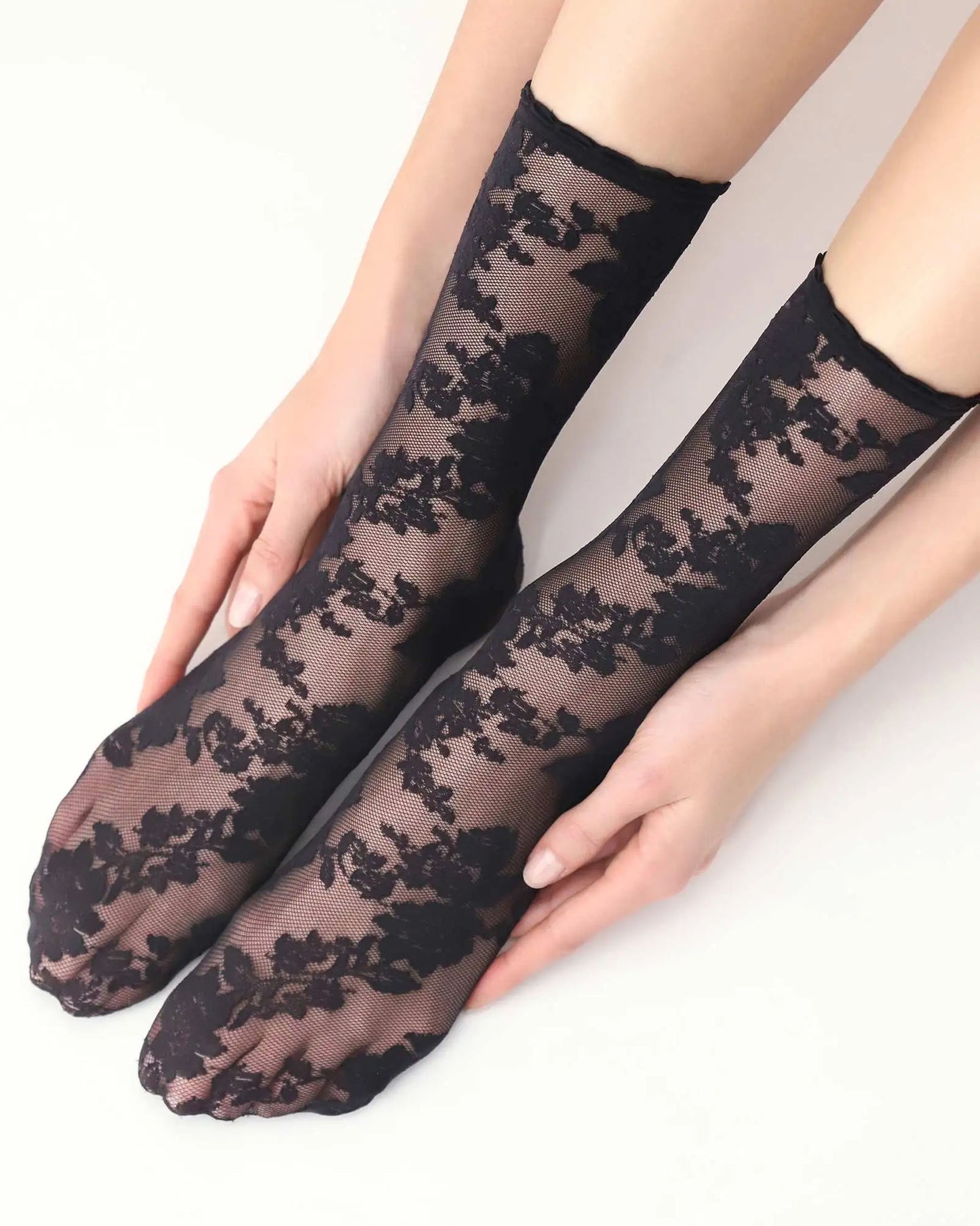 Oroblù Little Roses Sock - Sheer black fashion ankle socks with a woven floral lace style pattern and scalloped edge elasticated cuff.