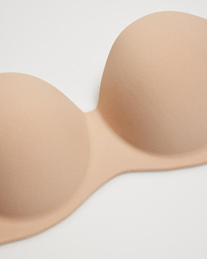 Ysabel Mora 10142 Adhesive Bra - Light push-up reusable adhesive bra. This bra is strapless and backless and adheres to the chest and sides, ideal for dresses and open back tops. Detail.