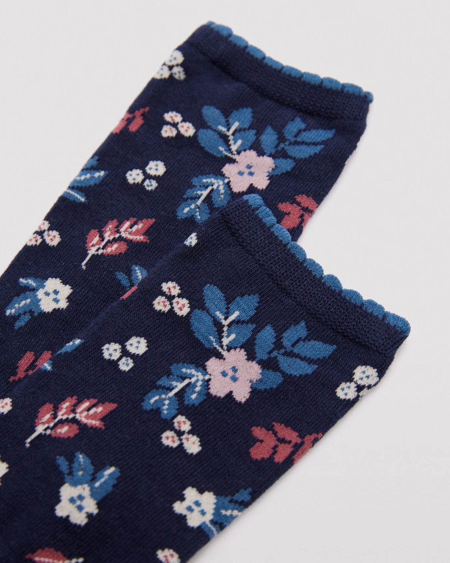 Ysabel Mora 12206 Flowers & Berries Sock - Navy crew length cotton ankle socks with an all over pattern of flowers and berries in shades of blue, dirty pink and cream with a blue scalloped edge elasticated cuff detail.