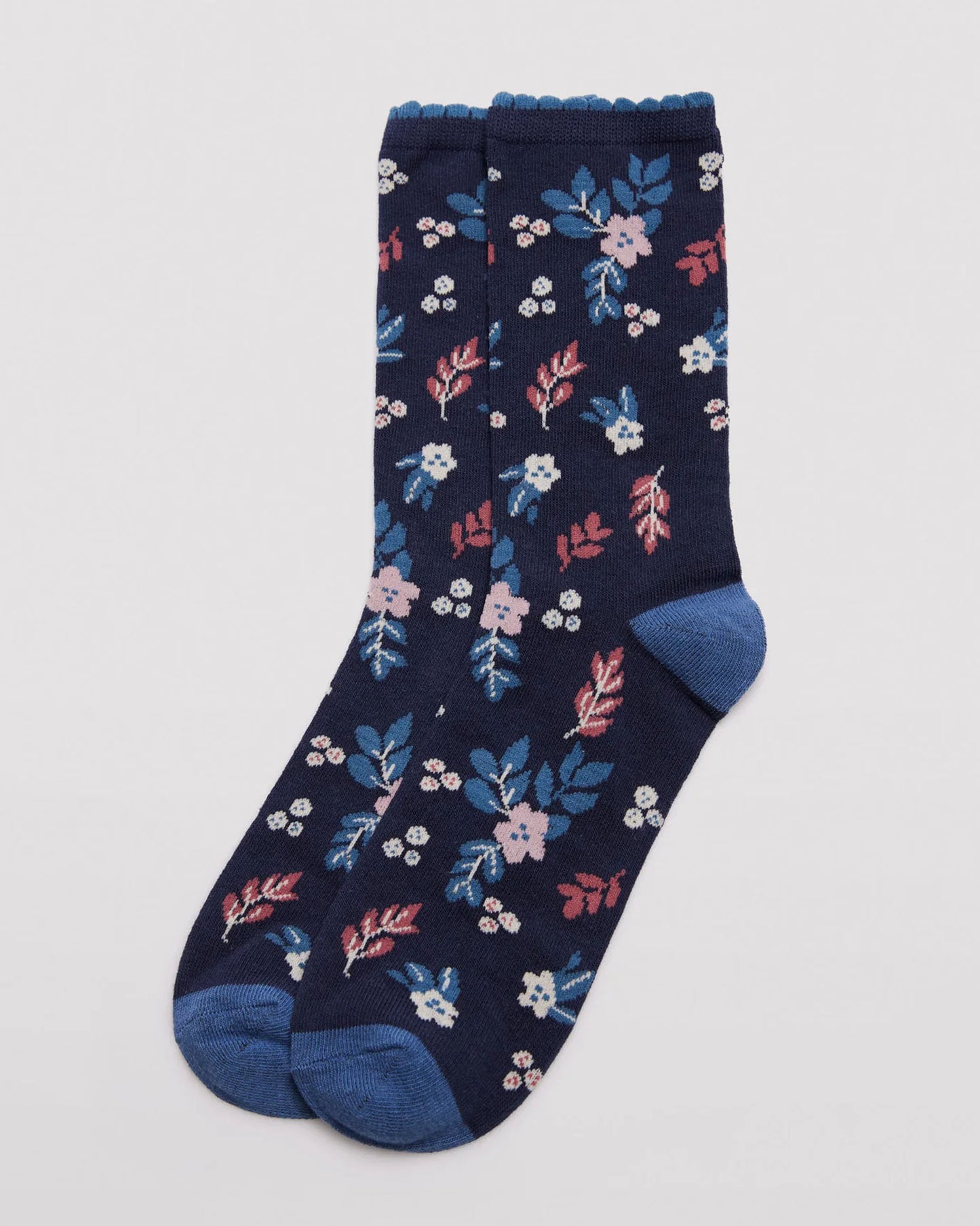 Ysabel Mora 12206 Flowers & Berries Sock - Navy crew length cotton ankle socks with an all over pattern of flowers and berries in shades of blue, dirty pink and cream with a blue scalloped edge elasticated cuff, blue shaped heel and flat toe seam.