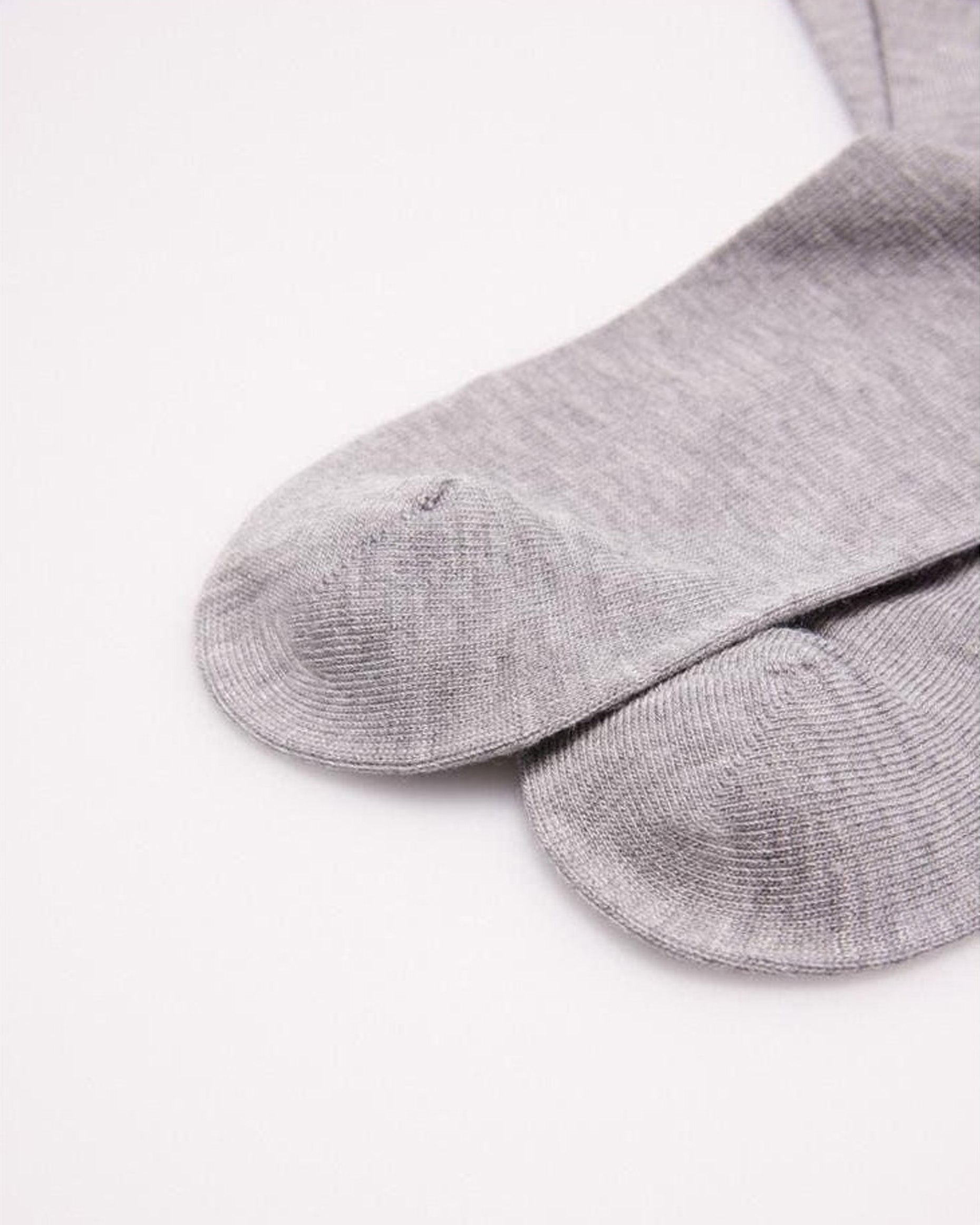 Ysabel Mora 12347 Bambú Sin Puno Sock - No cuff quarter high bamboo socks with shaped heel and flat toe seam, available in black, navy and grey.