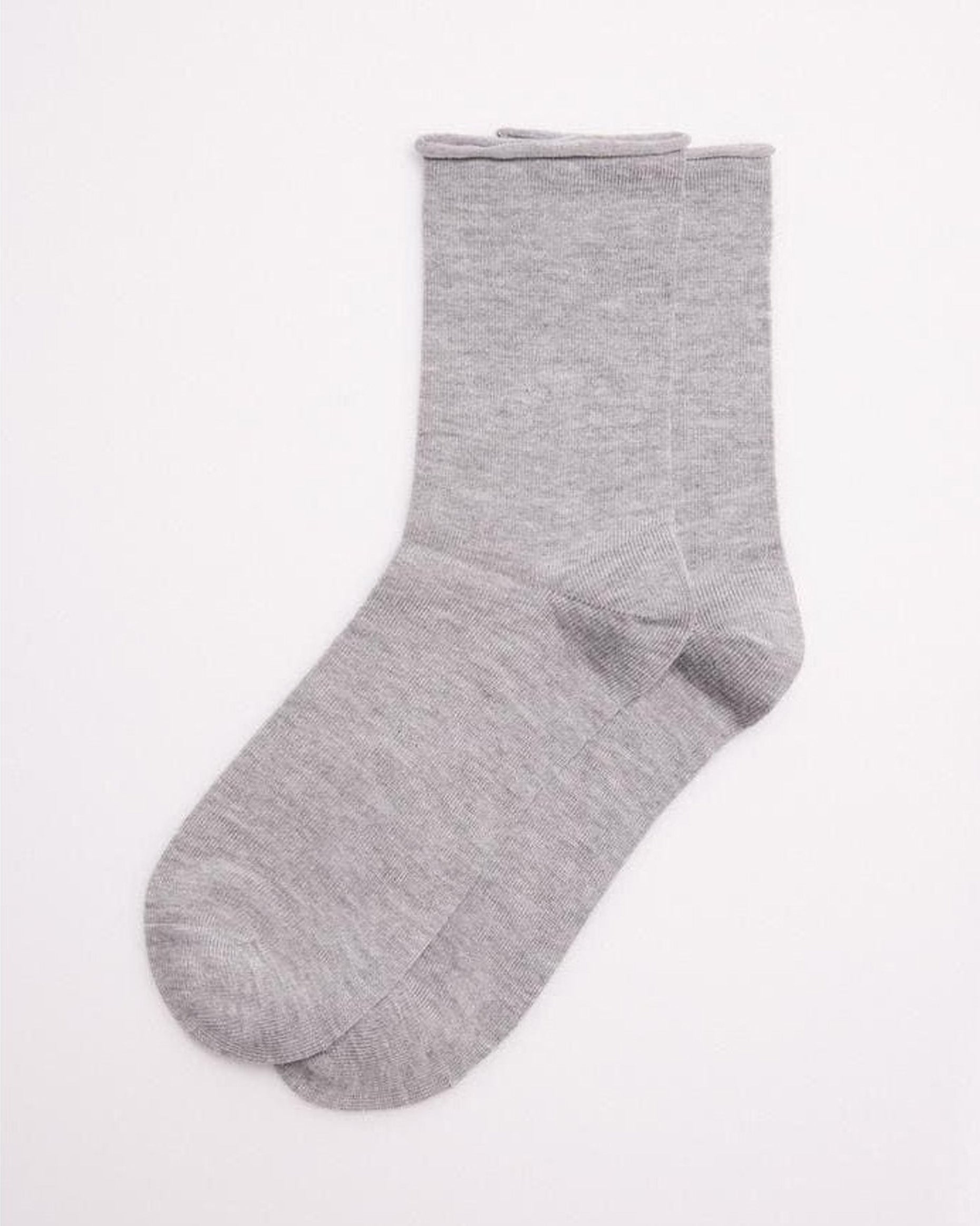 Ysabel Mora 12347 Bambú Sin Puno Sock - No cuff quarter high bamboo socks with shaped heel and flat toe seam, available in black, navy and grey.