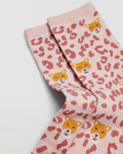 Ysabel Mora 12874 Leopard Sock - Pale light pink cotton crew socks with an all over leopard print pattern in a darker shade of pink and a yellow leopard face, shaped heel, flat toe seam and plain elasticated cuff.