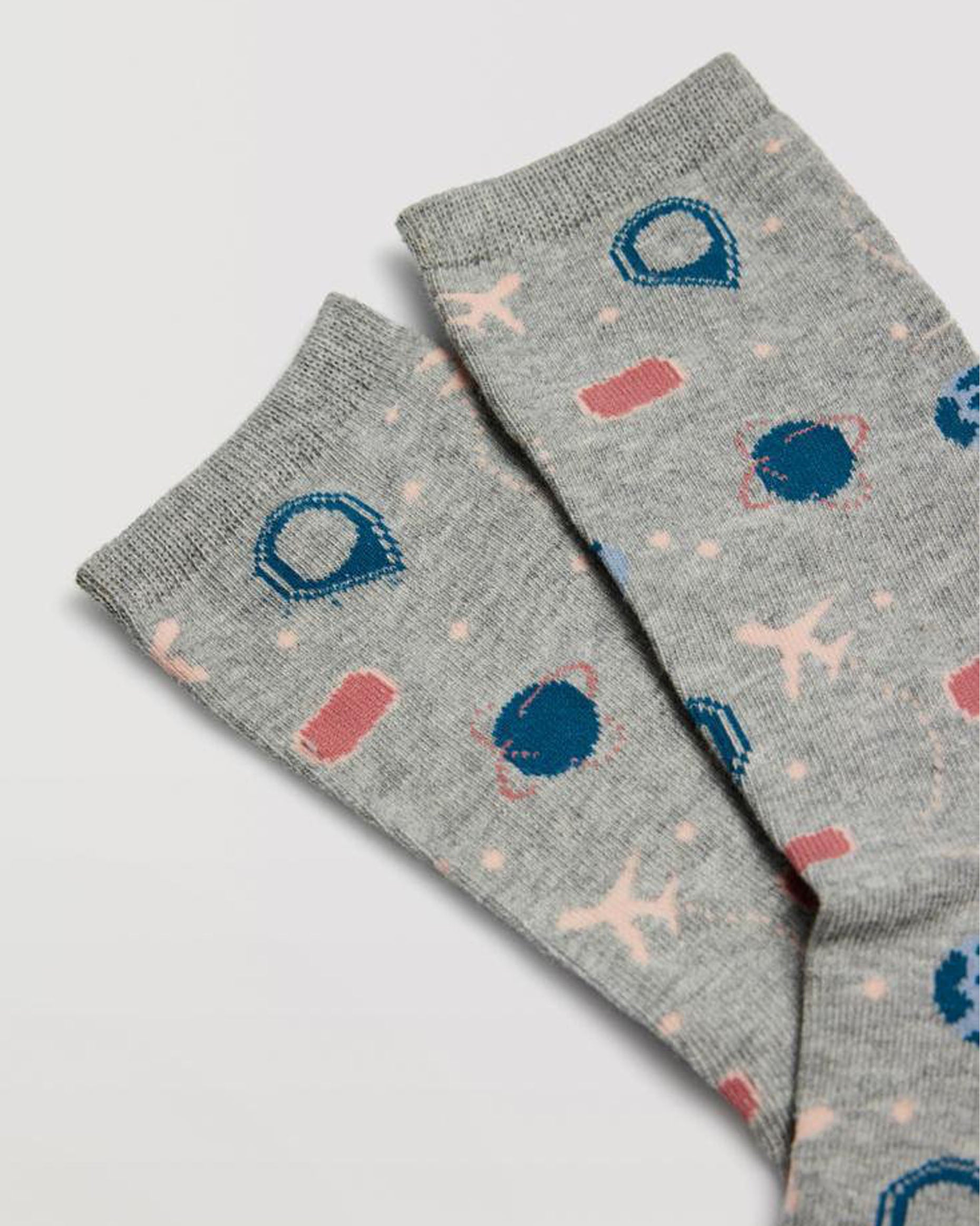 Ysabel Mora 12875 Travel Patterned Socks - Light grey cotton crew socks with travel themed pattern including airplane, globe, location symbol, ear buds in shades of pale pink and blue, shaped heel, flat toe seam and plain elasticated cuff.