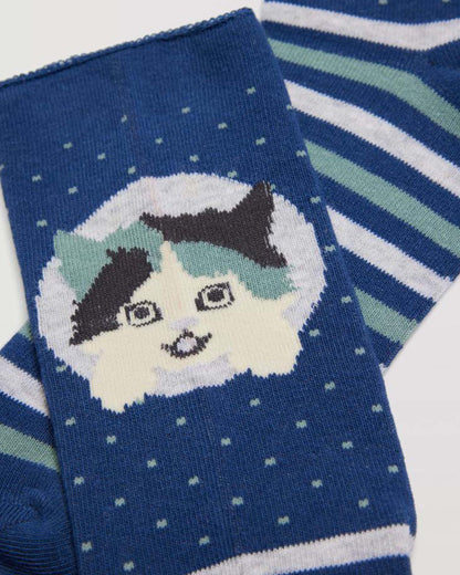 No cuff cotton ankle socks with a kitten motif on the front with stripes around the foot in denim blue, light grey and sage green.