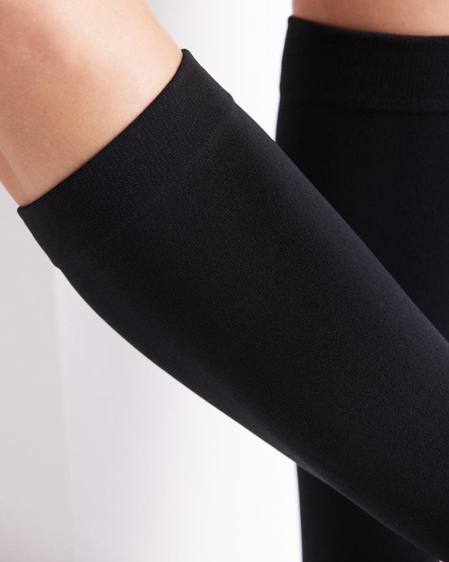 Ysabel Mora 15841 Thermal Minimedia - warm fleece lined knee-high socks in black. Close up of elasticated uff.