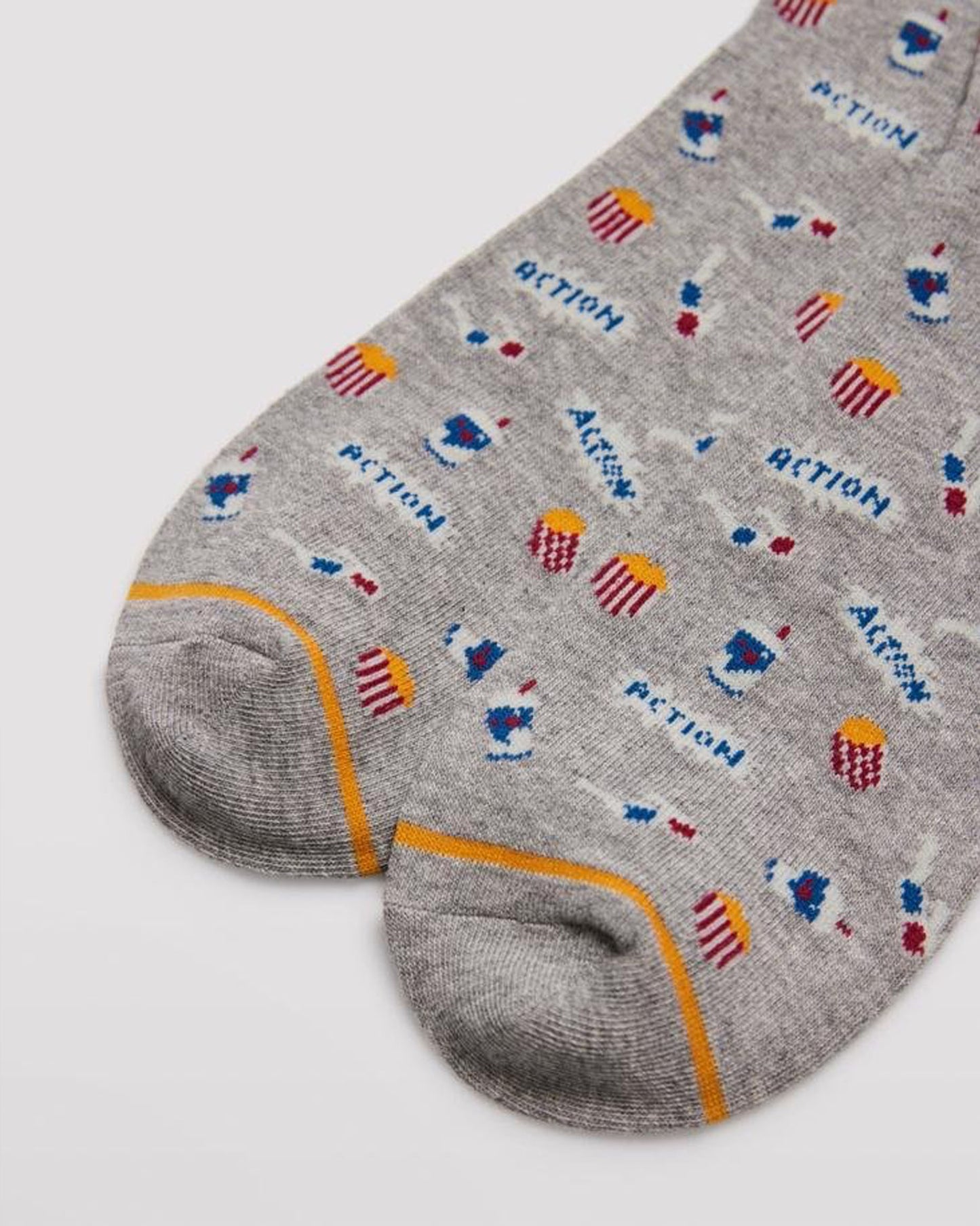 Ysabel Mora 22155 3D Movie Socks - Light grey crew length men's cotton ankle socks with an all over pattern of 3D glasses, tubs of popcorn, drink and the word "action", yellow stripe on cuff and toe, flat toe seam.