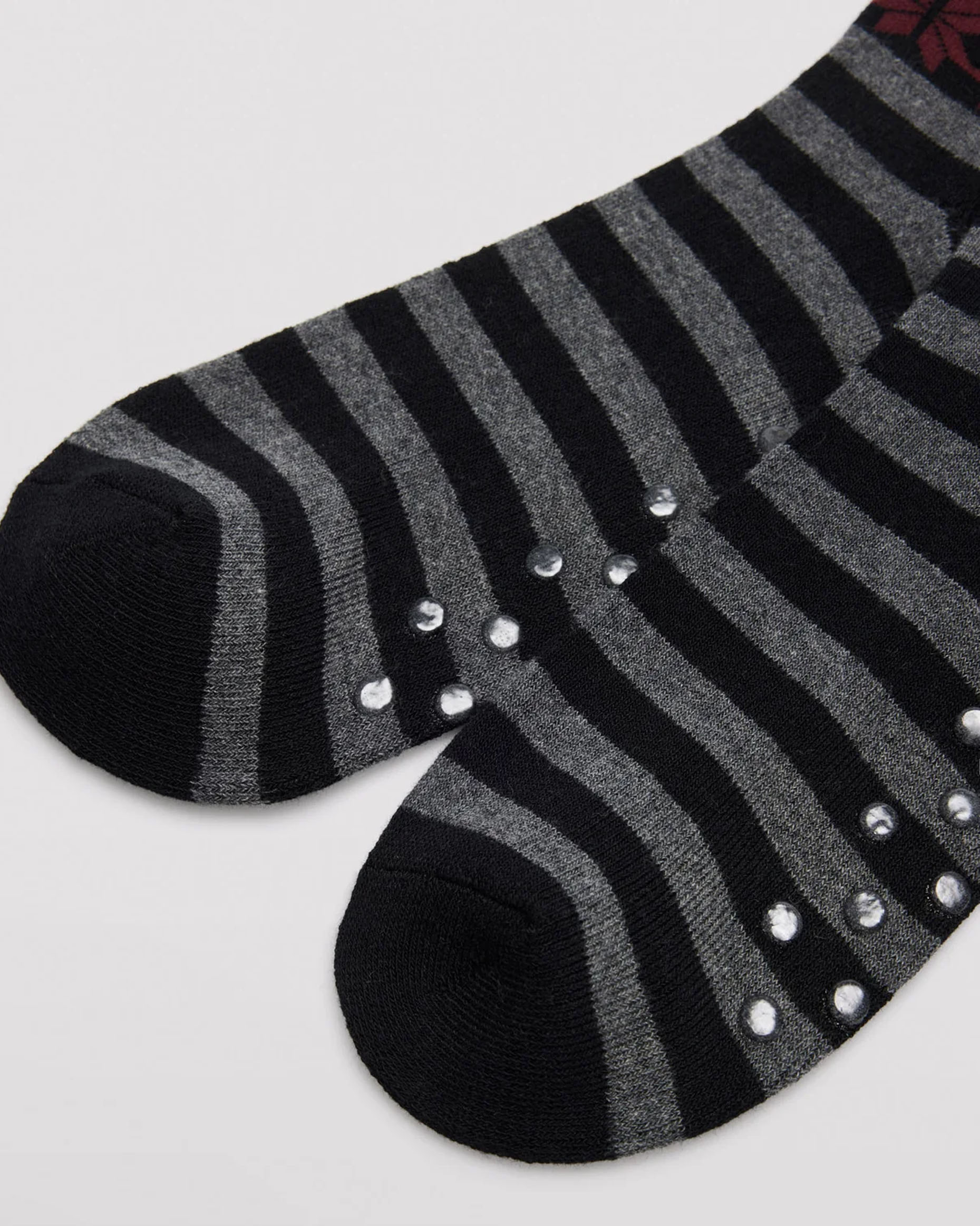 Ysabel Mora 22167 Snowflake Slipper Socks - Men's cotton crew length cotton ankle socks with a horizontal pattern of snowflakes and stripes in shades of grey, black and dark red, dotted non-slip gripper sole detail.