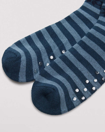 Ysabel Mora 22167 Snowflake Slipper Socks - Men's cotton crew length cotton ankle socks with a horizontal pattern of snowflakes and stripes in shades of blue and navy, dotted non-slip gripper sole detail.