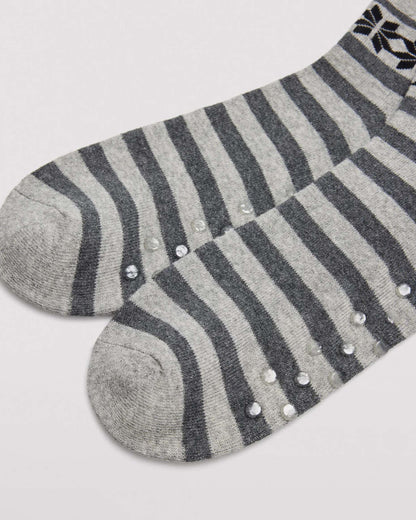 Ysabel Mora 22167 Snowflake Slipper Socks - Men's cotton crew length cotton ankle socks with a horizontal pattern of snowflakes and stripes in shades of grey and black, dotted non-slip gripper sole detail.