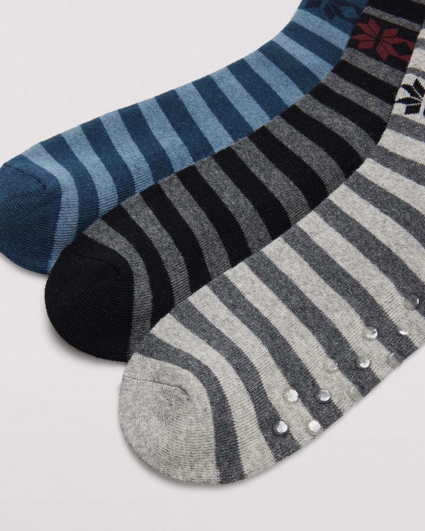 Ysabel Mora 22167 Snowflake Slipper Socks - Men's cotton crew length cotton ankle socks with a horizontal pattern of snowflakes and stripes, dotted non-slip gripper sole, detail. Available in blue, black & grey.