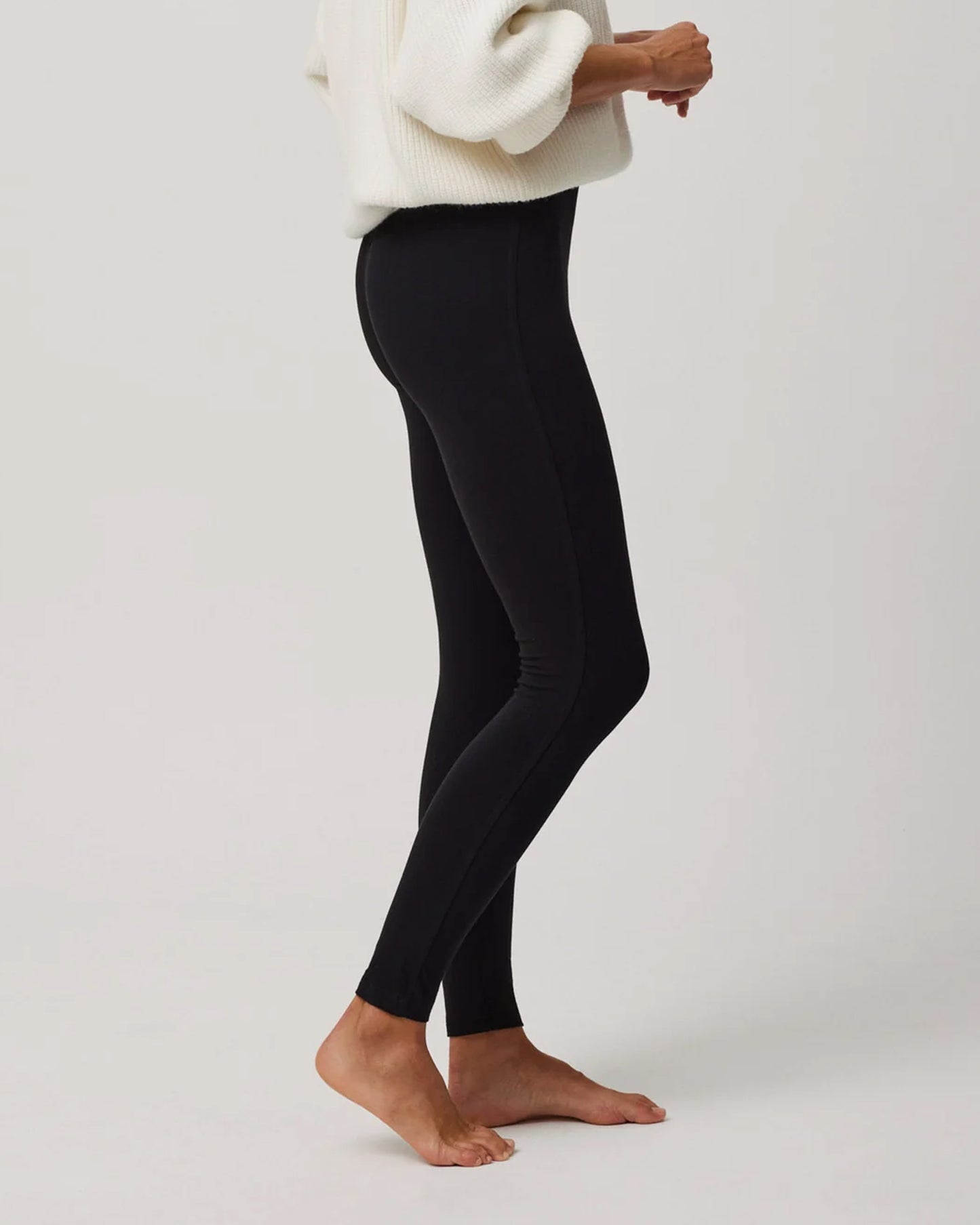 Ysabel Mora - 70215 Cotton Leggings in black. Side view.