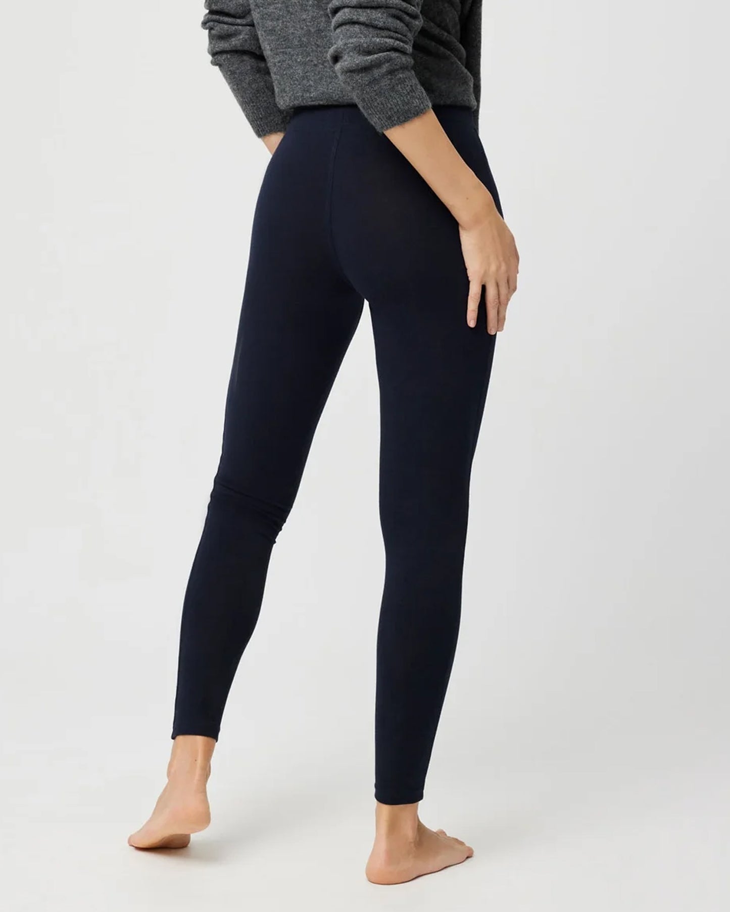 Ysabel Mora - 70215 Cotton Leggings in navy blue. Back view.