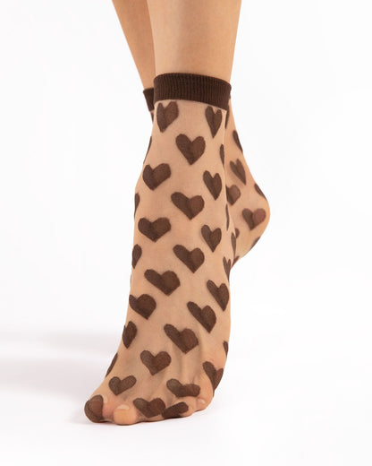 Fiore Beso 20 Den - Sheer nude fashion ankle socks with a heart style pattern in brown and a plain brown cuff.