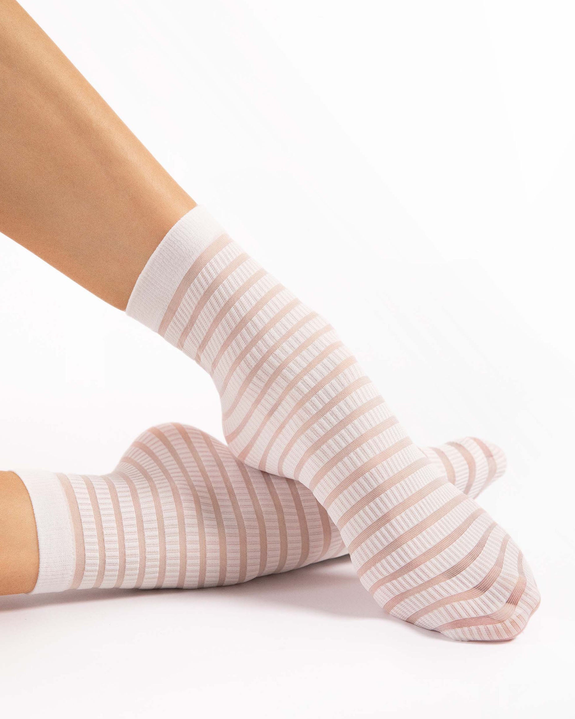 Fiore Izzy 20 Den - White fashion ankle socks with a sheer and opaque ribbed horizontal stripe pattern and plain elasticated cuff.