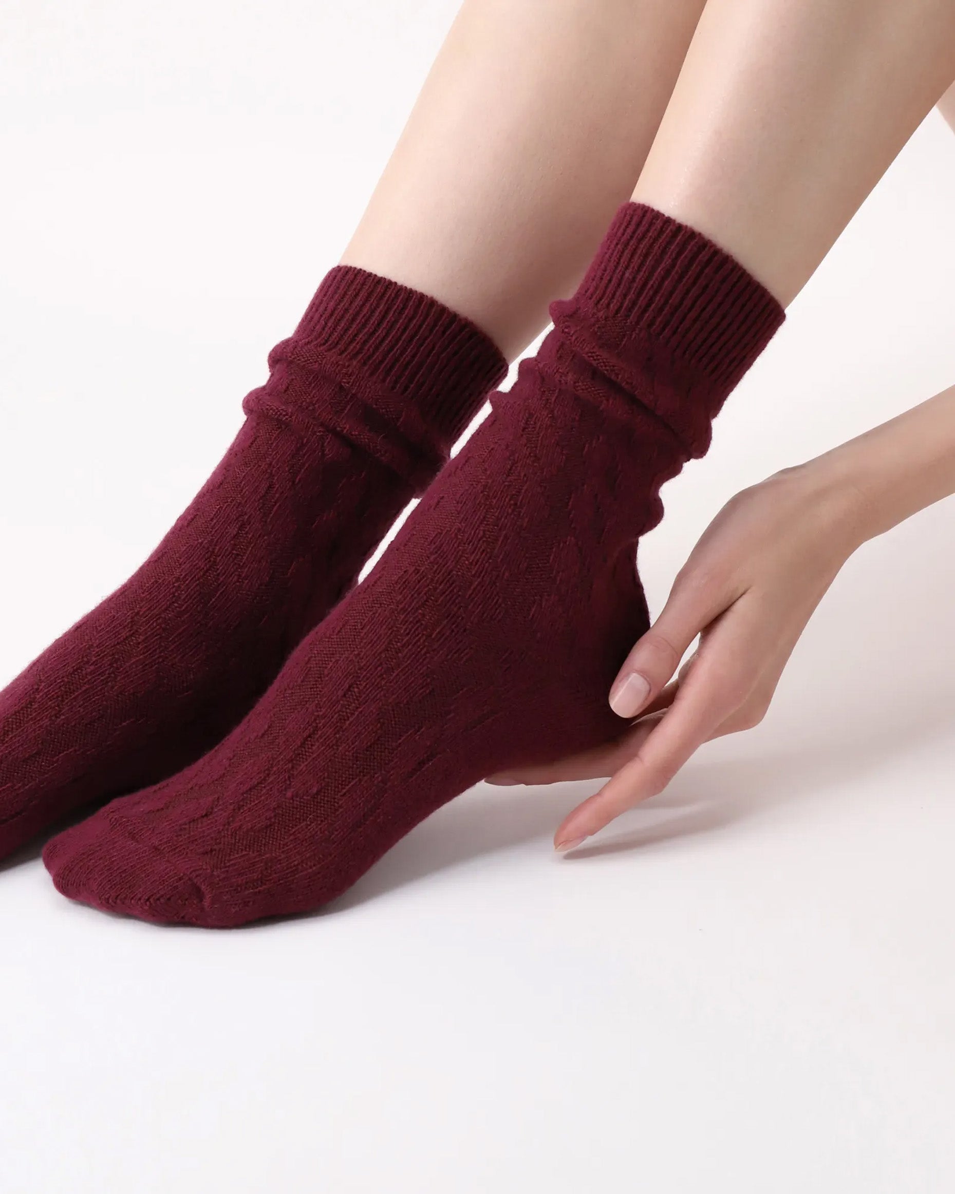 Oroblù Gwen Sock - Ultra soft and warm wool knitted ankle high socks with a cable knit style pattern in wine bordeaux burgundy colour.