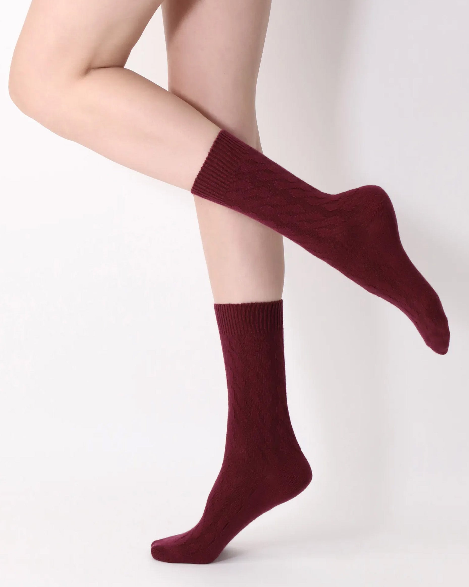 Oroblù Gwen Sock - Ultra soft and warm wool knitted ankle high socks with a cable knit style pattern in wine bordeaux burgundy colour.