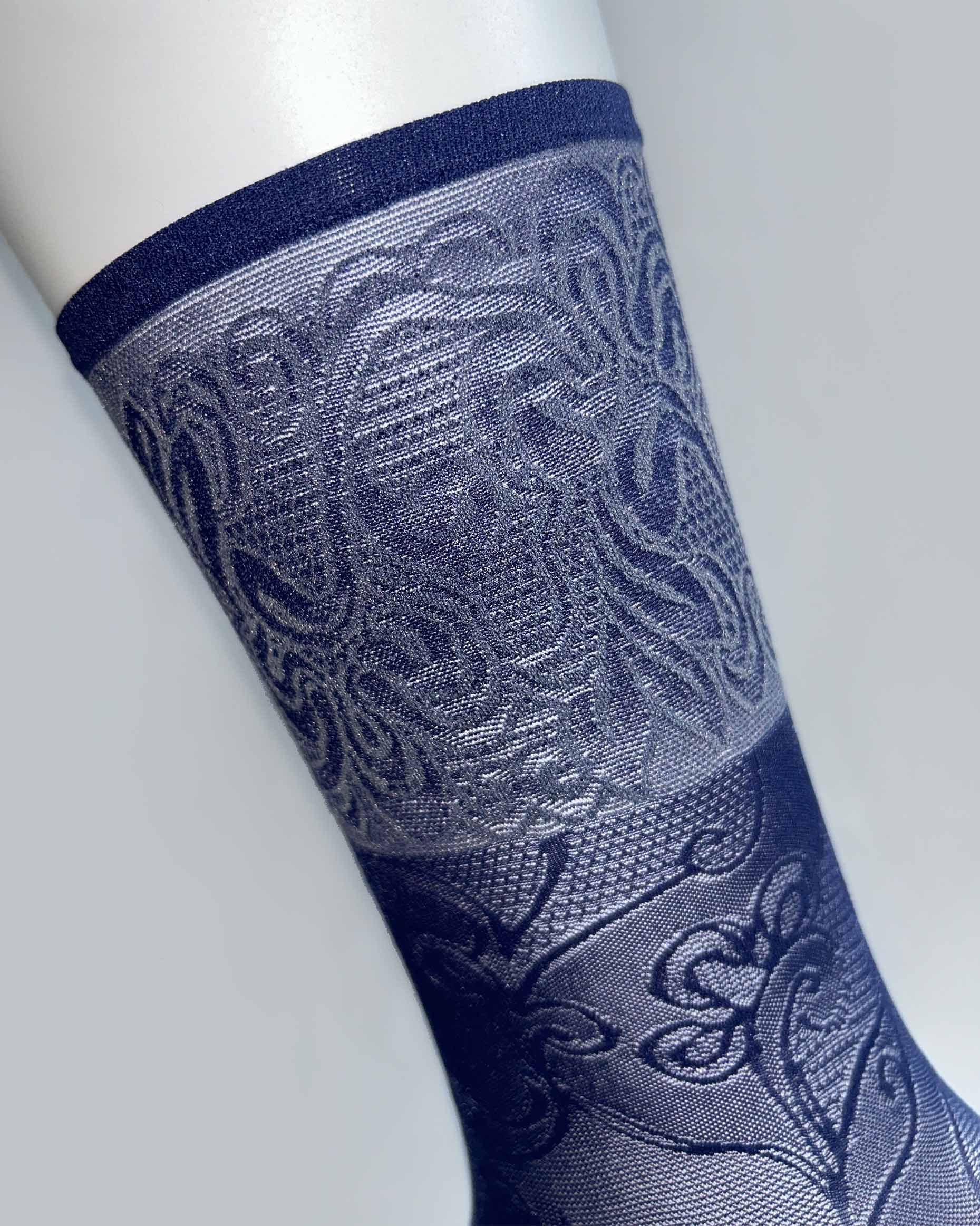 Omsa Decorate Calzino - Semi-sheer navy blue fashion ankle socks with a paisley style pattern and deep elasticated comfort cuff with an off white lace style pattern.