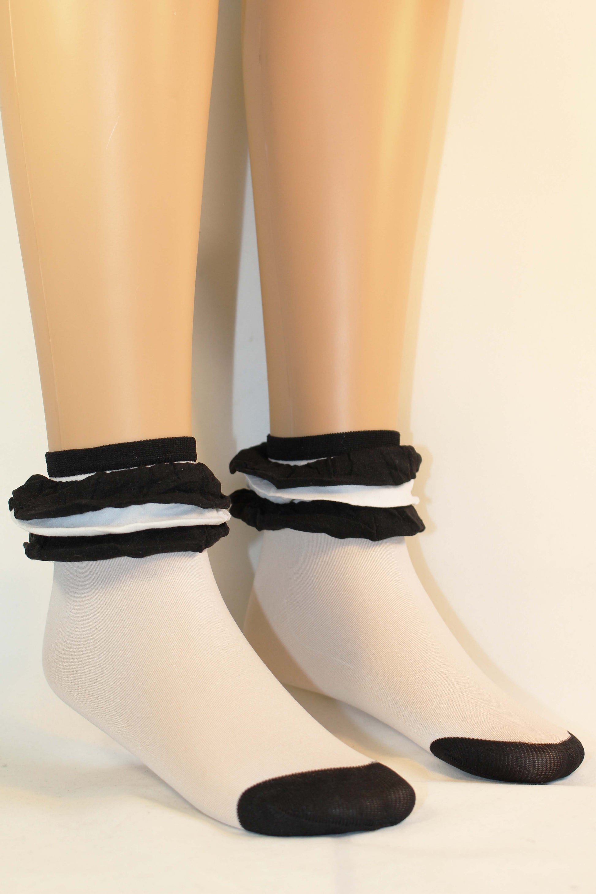 Omsa Pierrot Calzino - White opaque children's fashion ankle socks with a trippel frilly cuff in black and white and black toe.