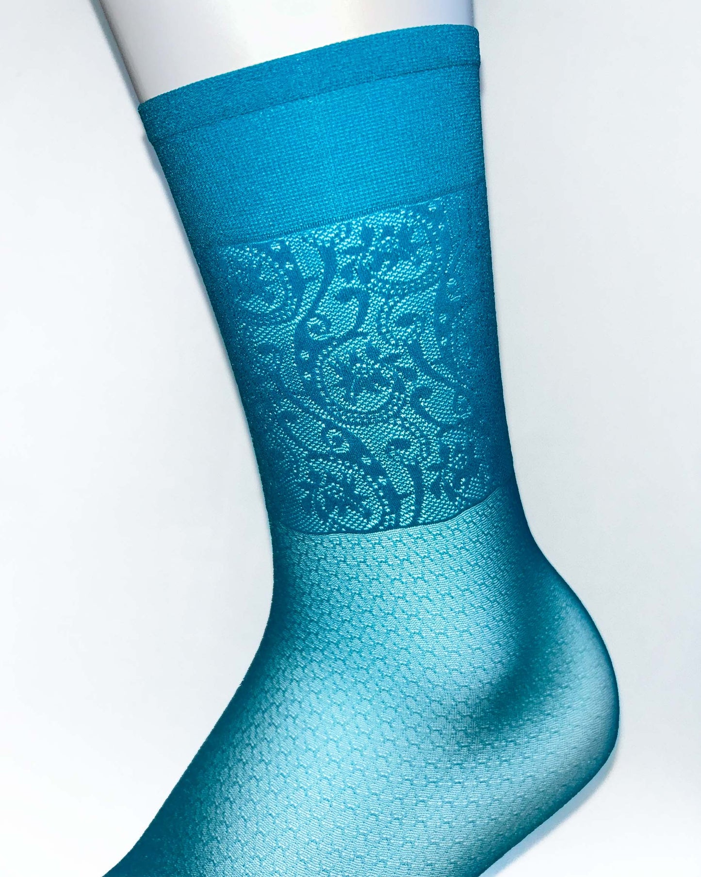 Omsa Gallantly Calzino - Sheer bright teal / turquoise fashion ankle socks with an enclosed fishnet or honeycomb style pattern, swirly floral lace style design around the ankle and plain deep elasticated comfort cuff, detail.