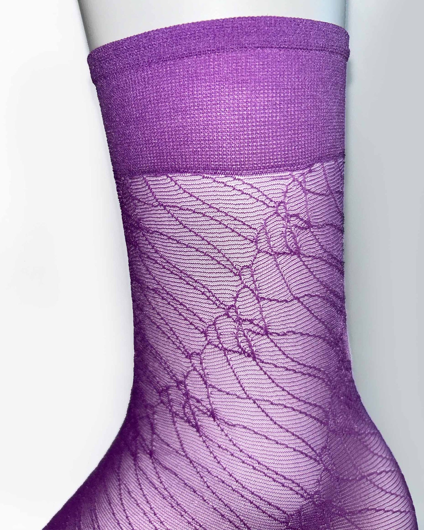 Omsa Grace Calzino - Sheer lilac purple fashion ankle socks with an all over messy scribbly linear style pattern and deep comfort cuff.