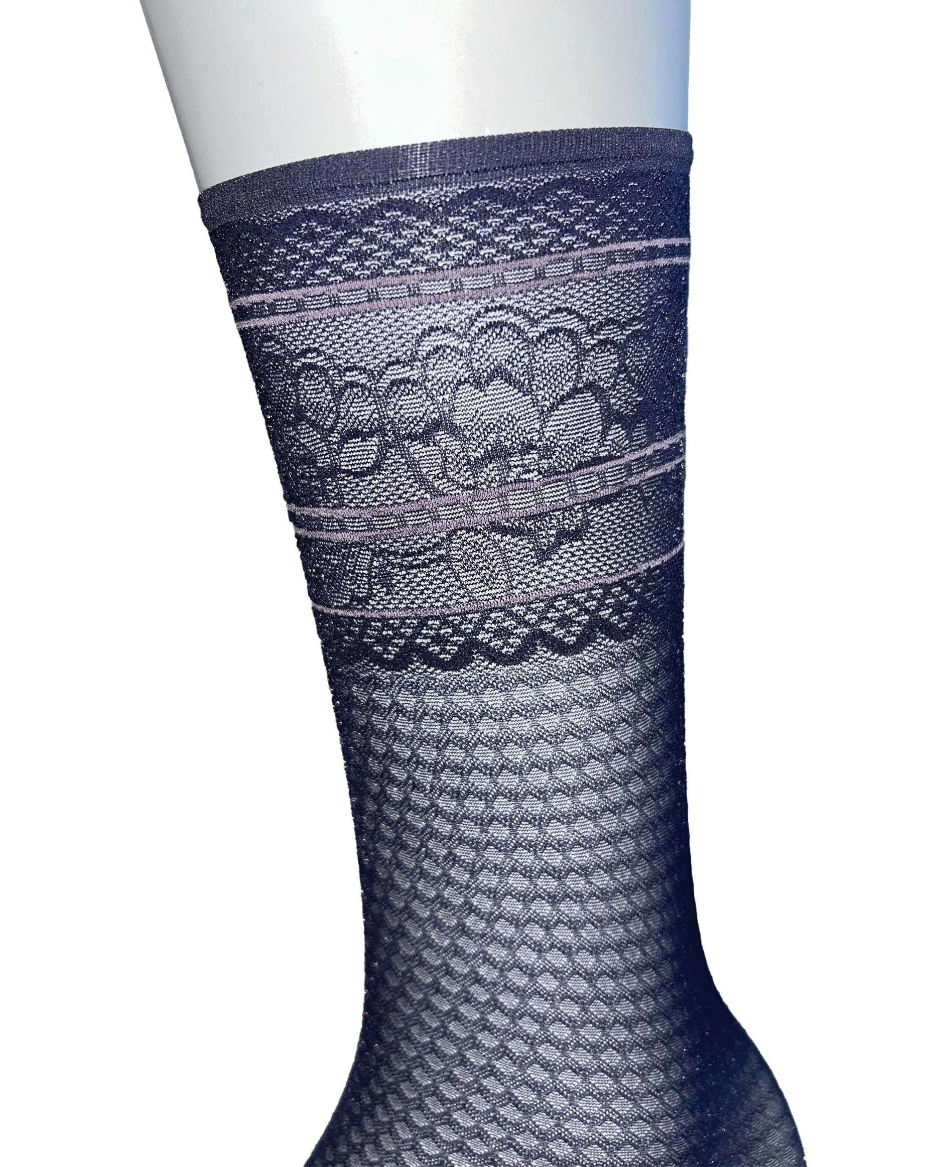 Omsa Pearly Calzino - Sheer denim blue fashion ankle socks with a micro zig-zag or diamond style pattern, floral lace style cuff with thin pale pink stripes.