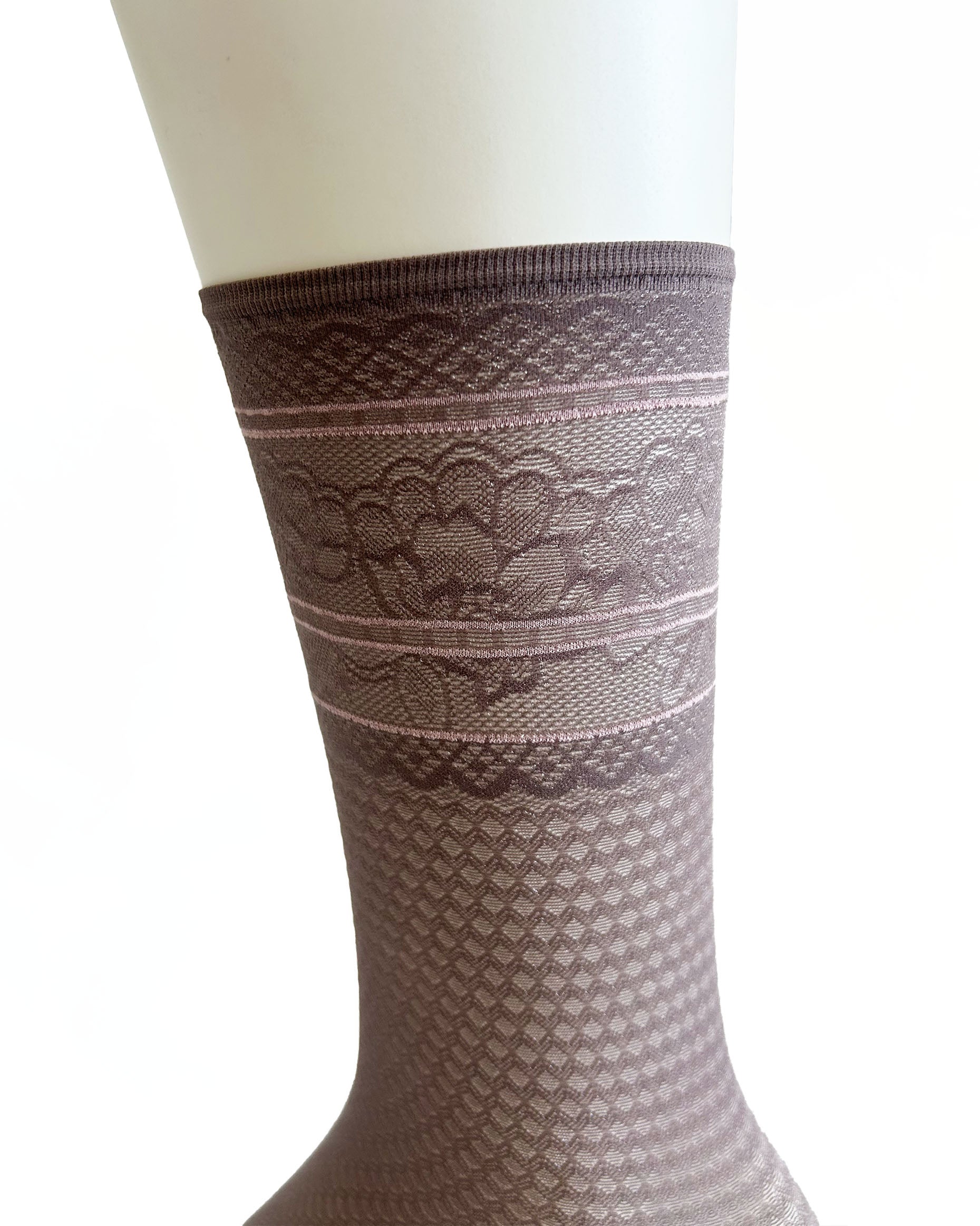 Omsa Pearly Calzino - Sheer taupe / dove grey fashion ankle socks with a micro zig-zag or diamond style pattern, floral lace style cuff with thin pale pink stripes.