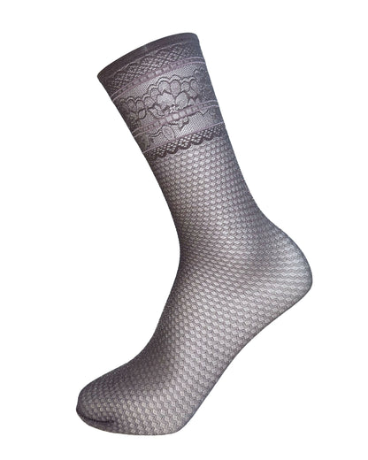 Omsa Pearly Calzino - Sheer taupe / dove grey fashion ankle socks with a micro zig-zag or diamond style pattern, floral lace style cuff with thin pale pink stripes.