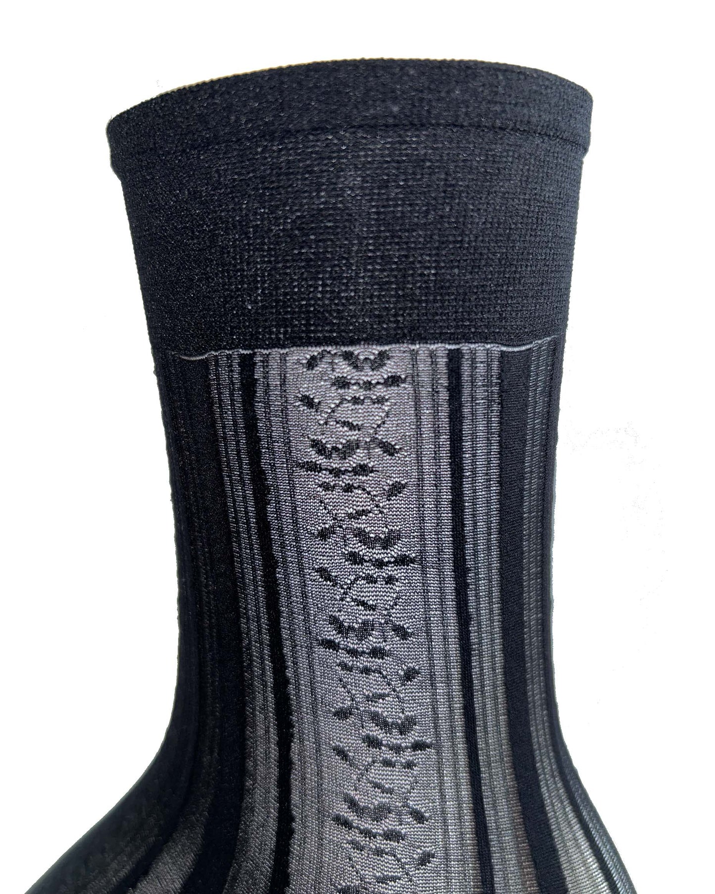 Omsa Shirt Calzino - Sheer black fashion ankle socks detail with a floral vertical stripe lace style pattern and deep comfort cuff.