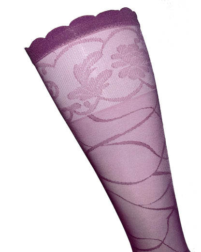 Omsa Wavy Gambaletto - Sheer light purple pink fashion knee-high socks with a woven wavy swirl style linear pattern with a floral lace patterned cuff with scalloped edge, detail.