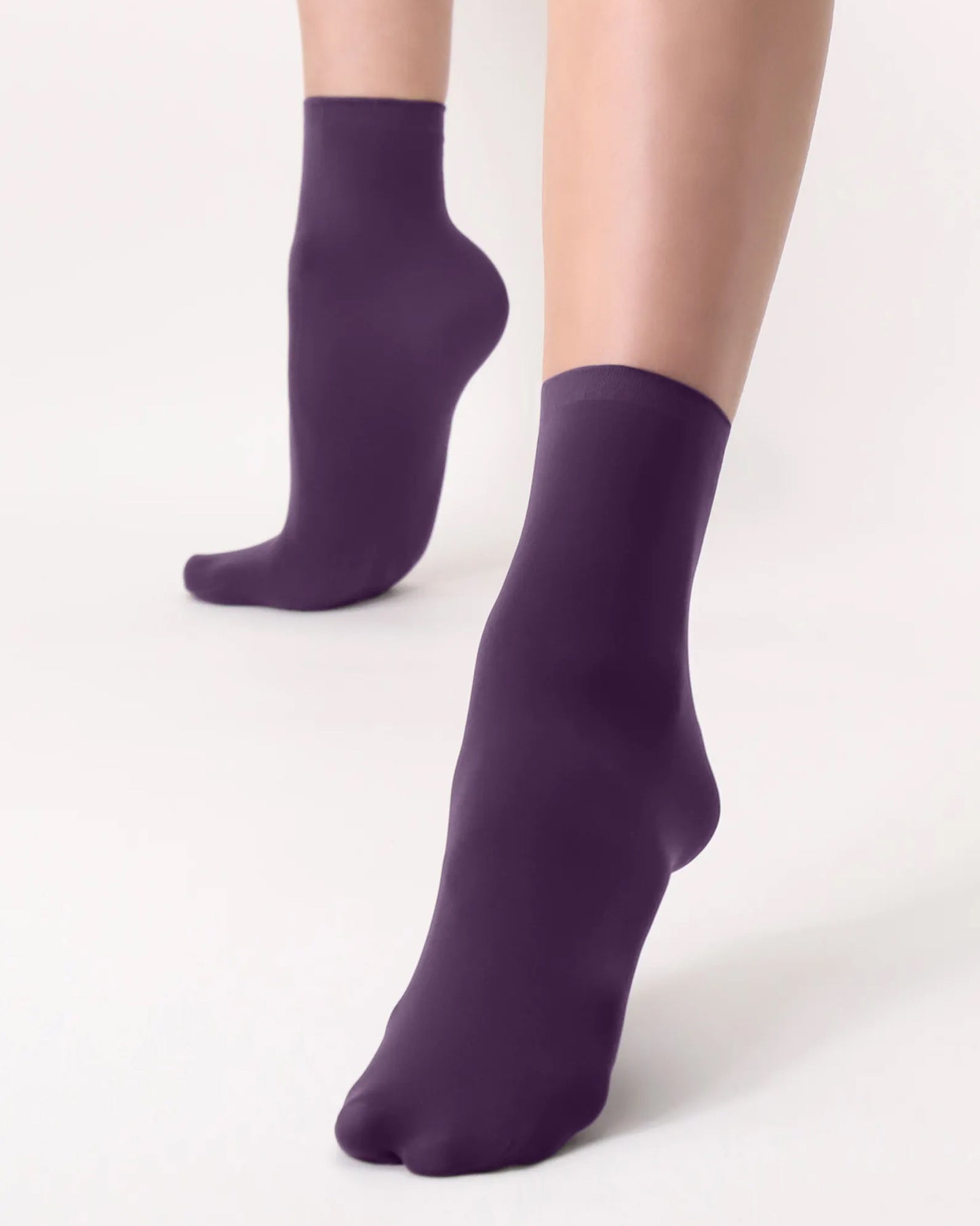 Oroblù All Colors Sock - Soft plain dark purple (deep purple) opaque ankle tube socks with plain cuff.