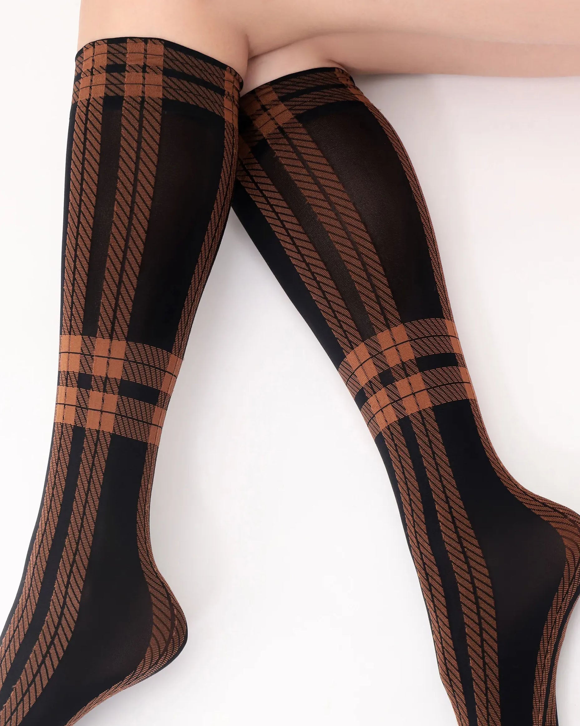 Oroblù All Colors Scottish Knee-Highs - Soft opaque fashion knee-high socks with a woven tartan style pattern and hidden elasticated cuff in black and rust orange. Close up detail.