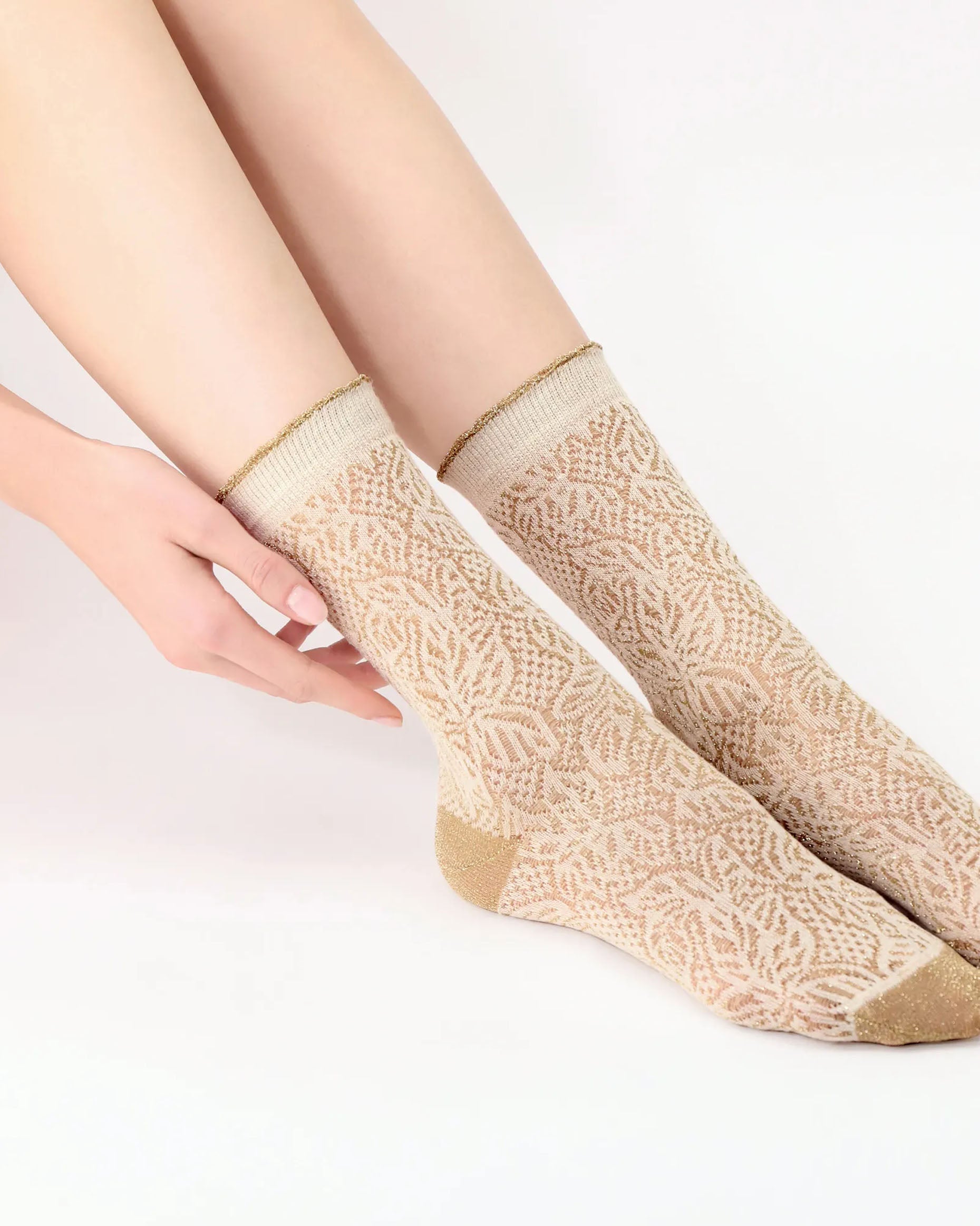 Oroblù Luxury Sock - Gold and beige soft viscose mix fashion ankle socks with a leaf and spot style style pattern with sparkly lurex throughout, shaped heel and flat toe seam.