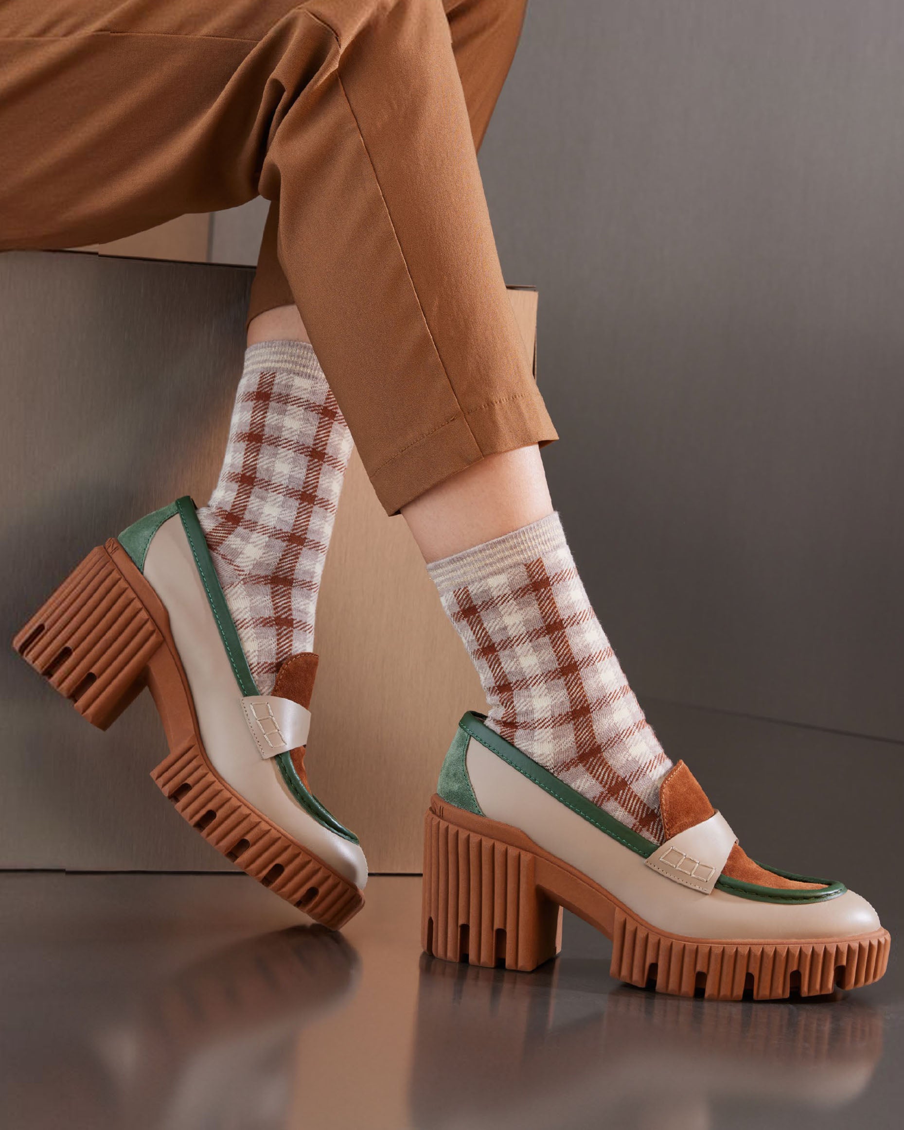 SiSi Vichy Calzino - Soft cotton mix crew length ankle socks with a gingham check style pattern, shaped heel and a sparkly lurex striped cuff in beige, brown and gold. Worn with chunky healed brogues and cropped tan pants.