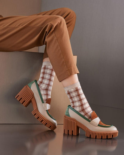 SiSi Vichy Calzino - Soft cotton mix crew length ankle socks with a gingham check style pattern, shaped heel and a sparkly lurex striped cuff in beige, brown and gold. Worn with chunky healed brogues and cropped tan pants.