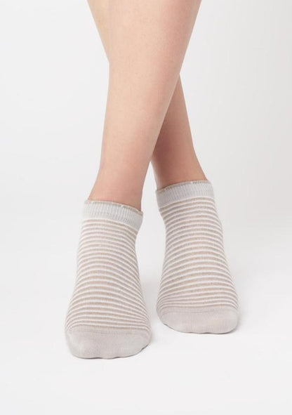 SiSi Righe MiniCalzino - Light grey low ankle cotton mix fashion socks with a stripe pattern in black with gold lurex, shaped heel and flat toe seam.