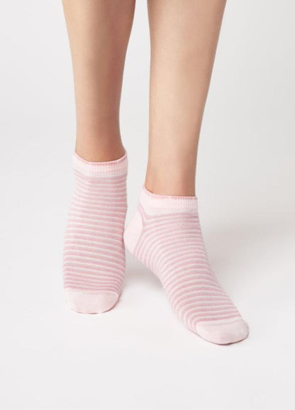 SiSi Righe MiniCalzino - Light pale pink low ankle cotton mix fashion socks with a stripe pattern in black with gold lurex, shaped heel and flat toe seam.