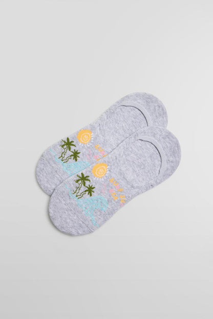 Ysabel Mora 12857 Surf Sun liners - Light fleck grey cotton no show sneaker socks with blue waves, green palm trees and sun design featuring the words "surf sun sea" in yellow and pink. The heel has an anti-slip silicone grip.