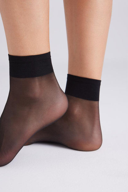 Ysabel Mora - 15156 Tobillero 10 Den - classic sheer black ankle socks.