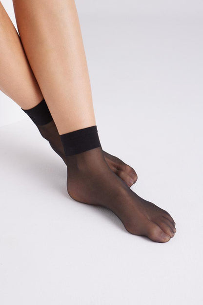 Ysabel Mora - 15156 Tobillero 10 Den - classic sheer black ankle socks.