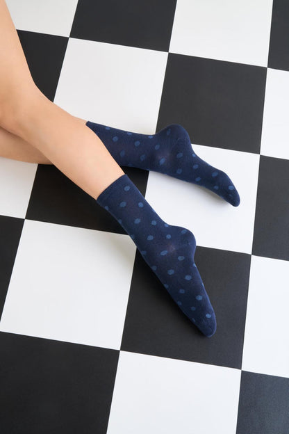 SiSi 1752 Pois Calzino - Soft and warm modal crew length ankle socks with a woven polka dot pattern and a touch of cashmere, available in navy blue and brown.