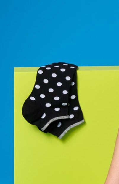 SiSi Seventy Calzino - Low cotton ankle socks with a white polka dot pattern, silver lamé stripe cuff, available in lilac purple and black.